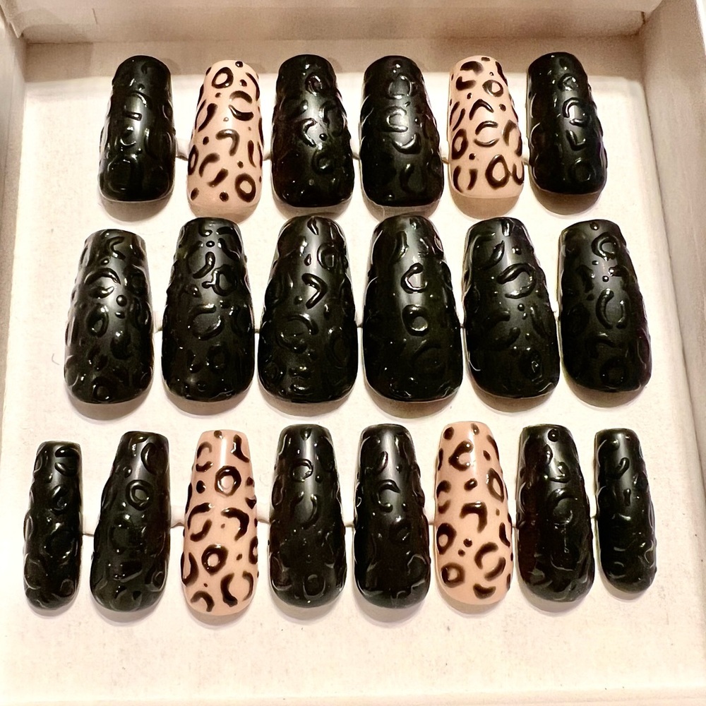 Onyx Leopard press on Nails! 🐆🖤🤩💅🏻 
[Apres-Sculpted-Coffin-Medium]